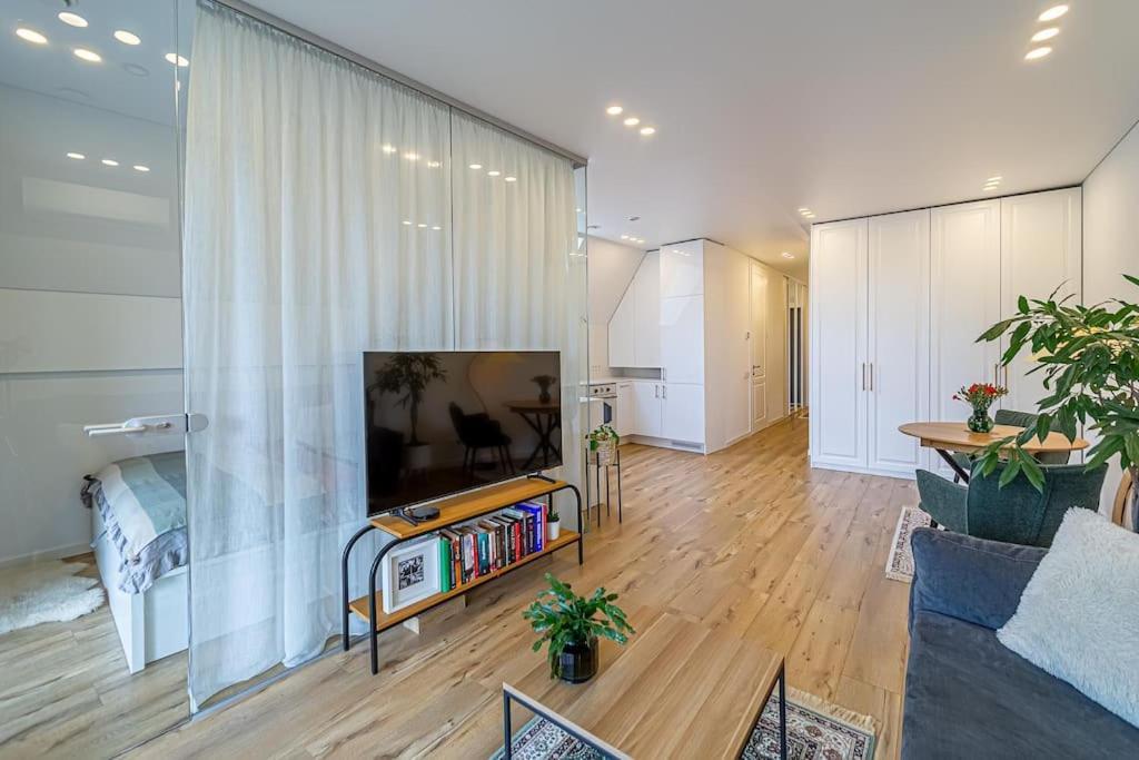 Sky Apartment With Free Parking And Balcony & Ac Каунас Екстер'єр фото